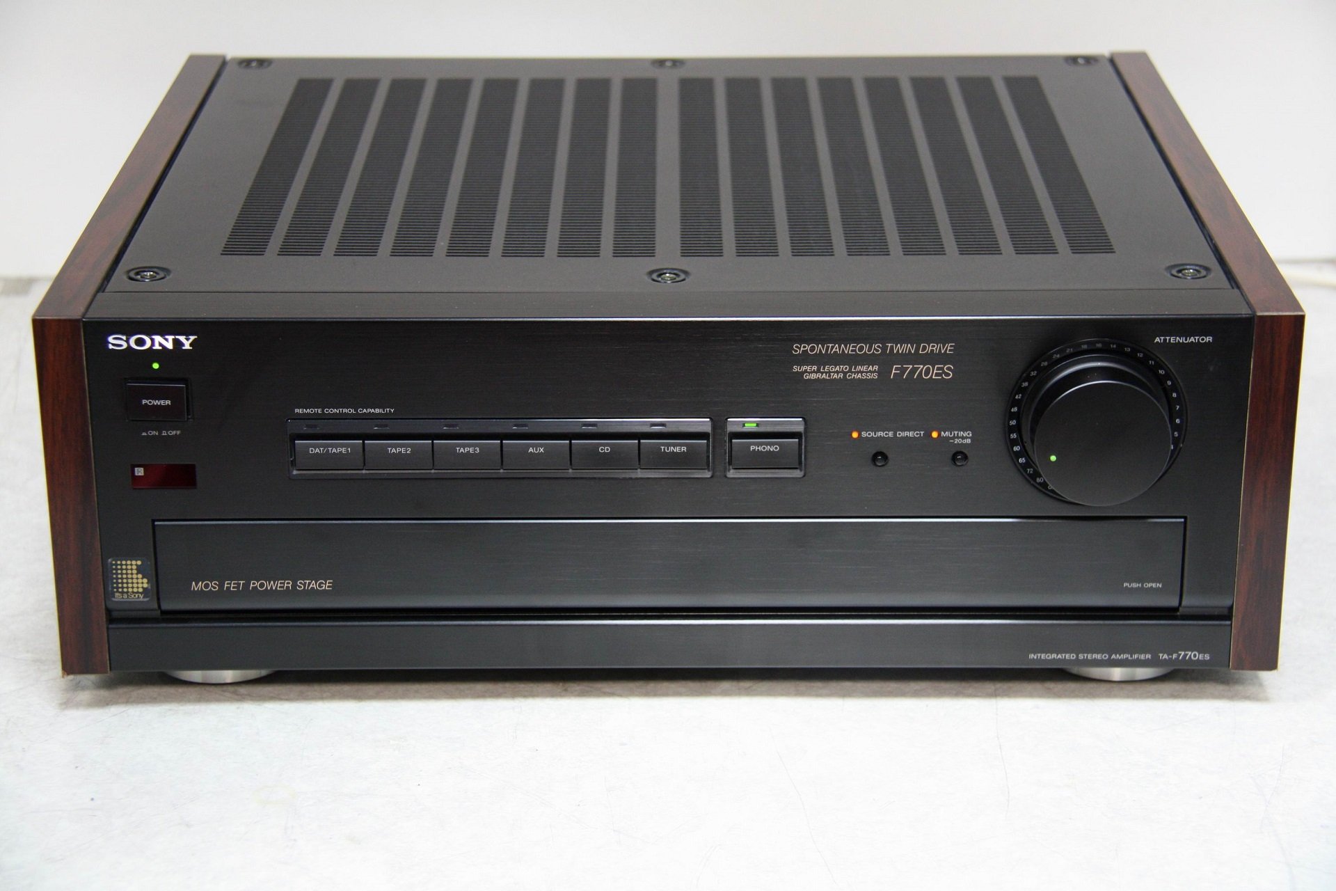 Sony lancierte in den 80er-Jahren eine ganze Reihe MOSFET-Verstärker, die mit toller Haptik und gutem Phono-Eingang aufwarten. Sie sind auch heute noch eine Überlegung wert.
